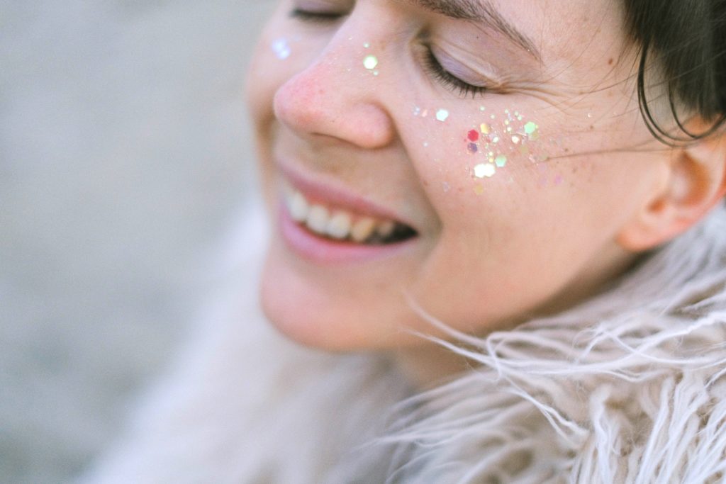 3 Ways to Use Glitter on Your Face