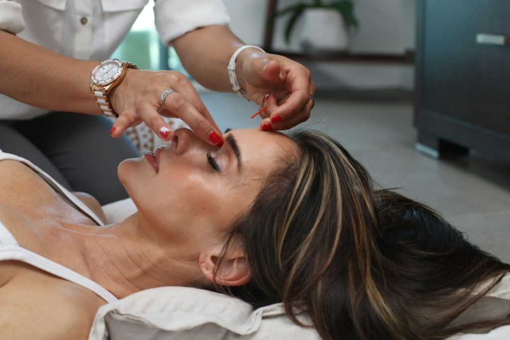 Benefits of Facial Rolling for Lifting and Firming
