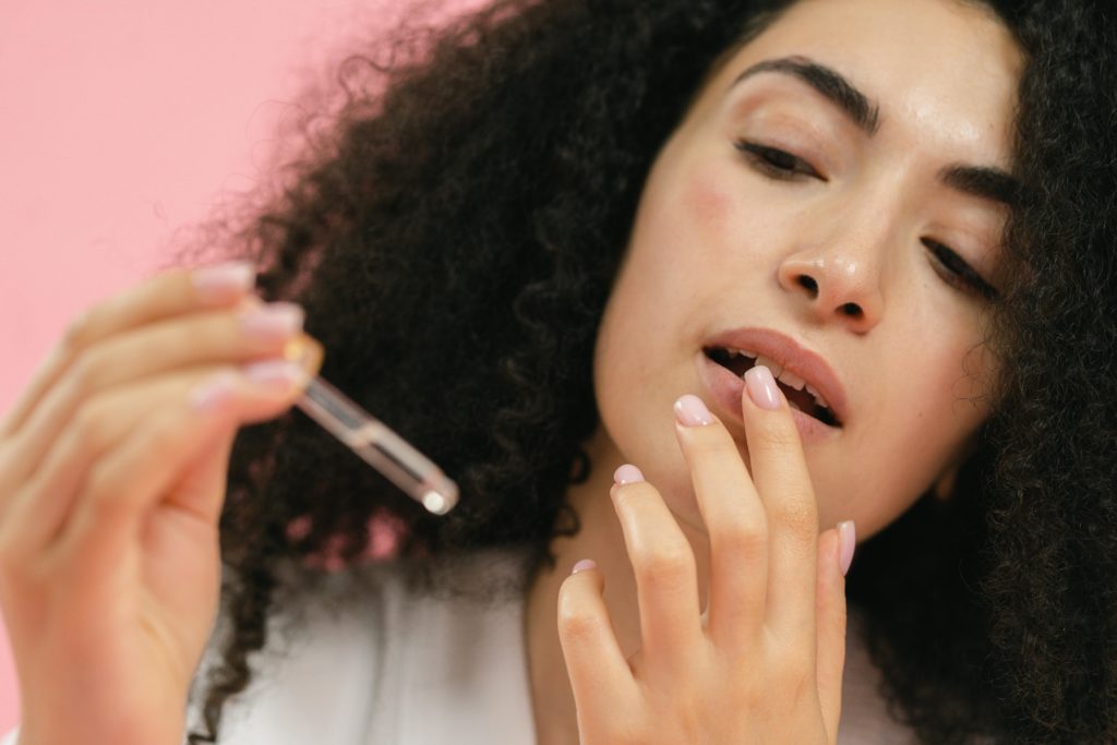 Benefits of Using a Hair Serum for Smooth, Shiny Strands