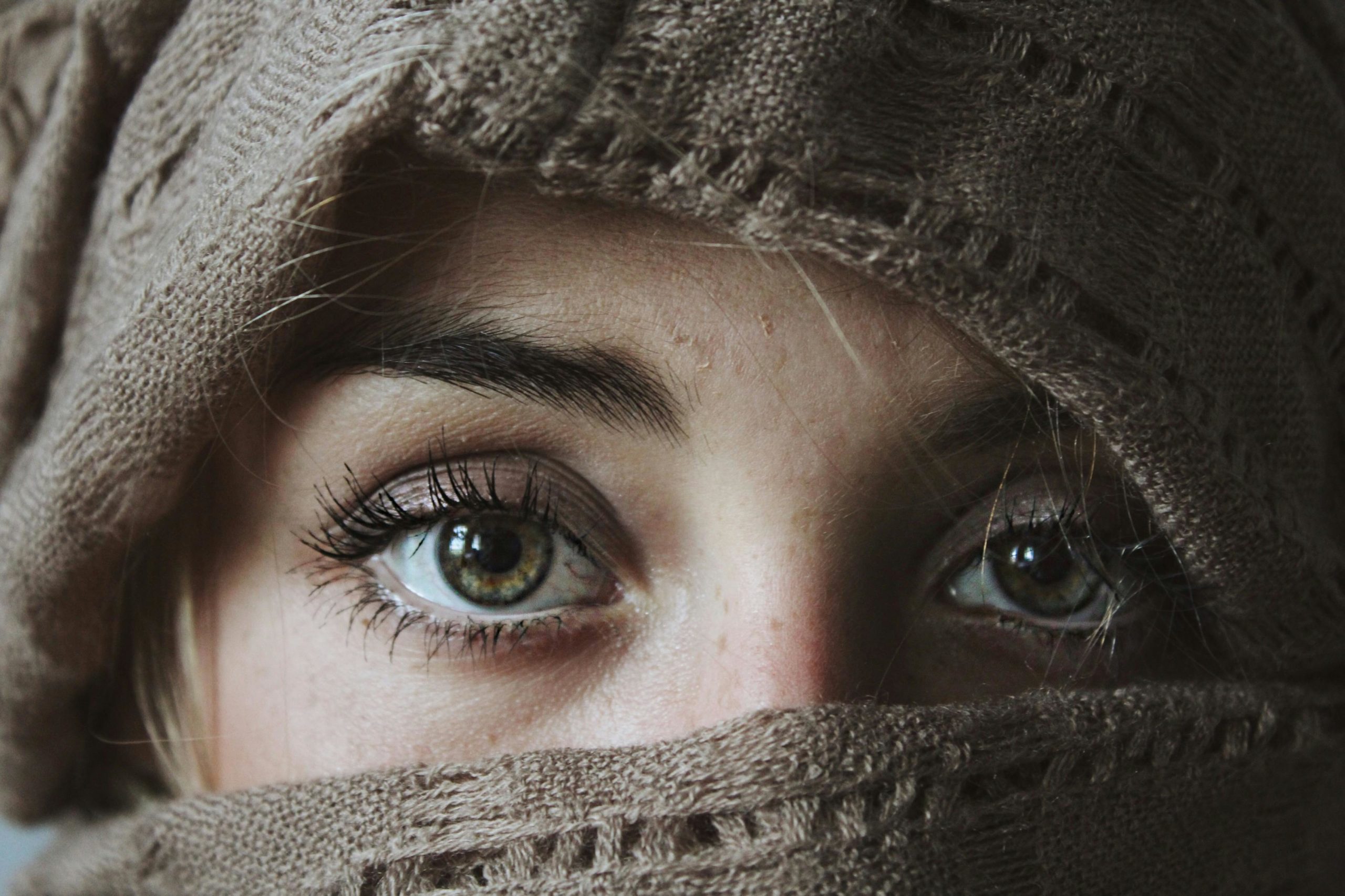 A Full Guide On Depuffing Your Eyes
