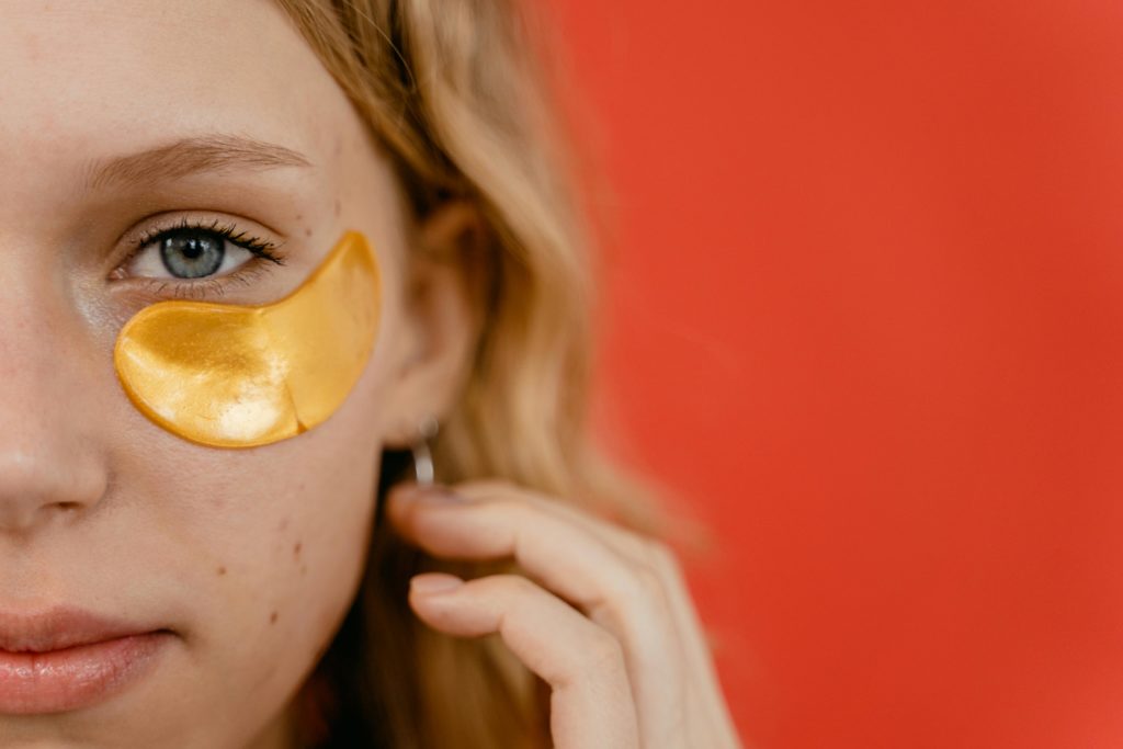 How to Reduce Puffiness and Dark Circles Under the Eyes