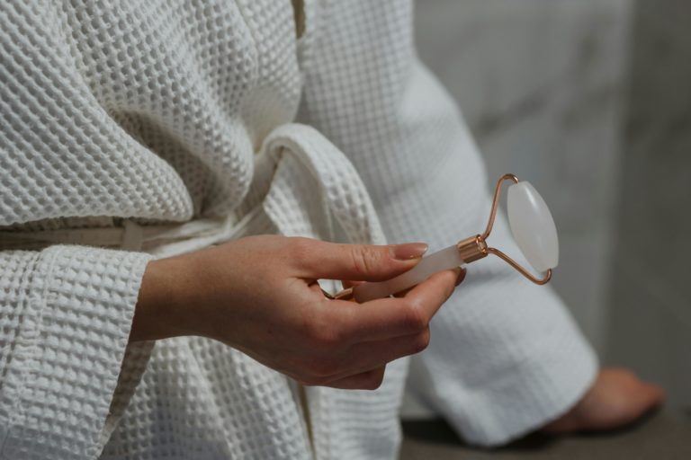 Benefits of Using a Face Roller for Lymphatic Drainage