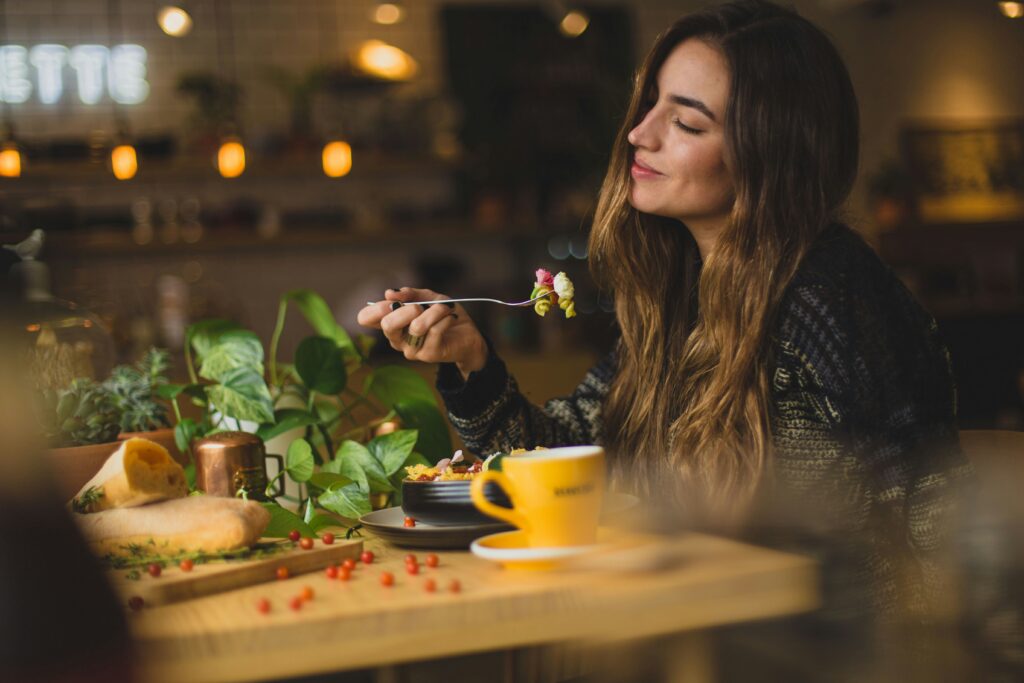 How to Practice Mindful Eating for Radiant Skin