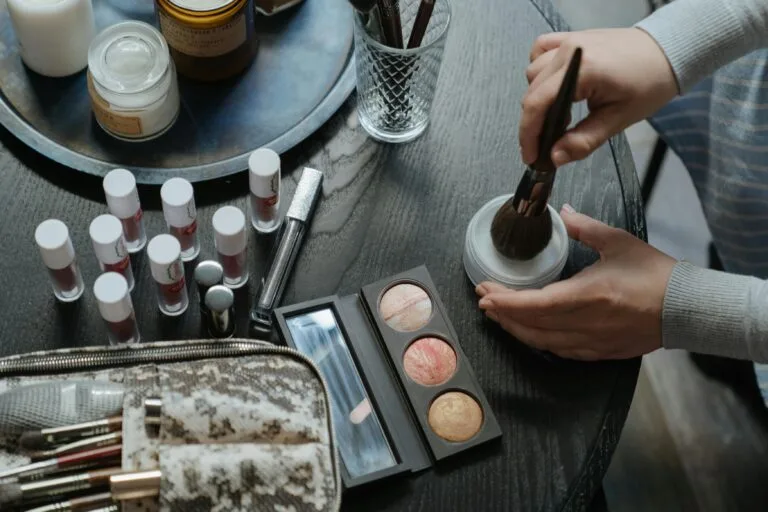 Benefits of Using Dewy Setting Powders for Luminous Skin