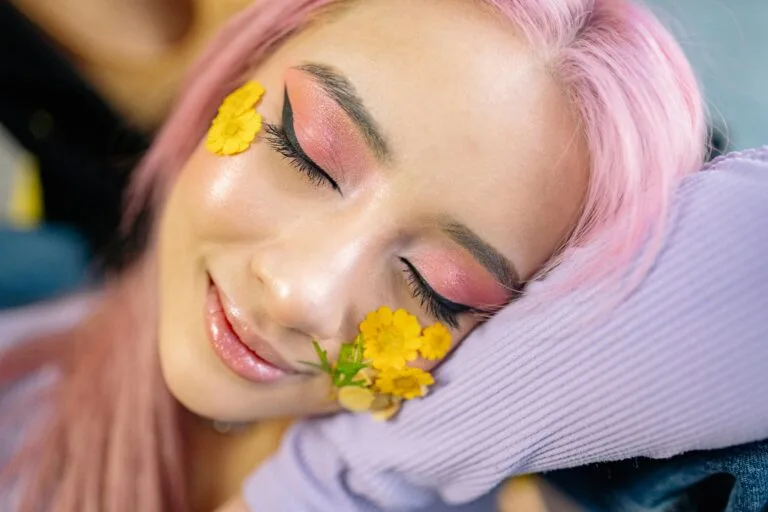 How to Create Floating Eyeliner Designs for a Futuristic Look
