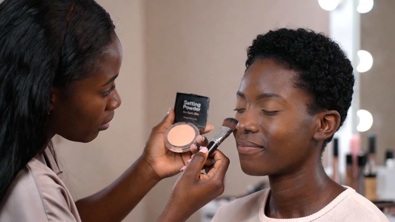 Best Setting Powders for Dark Skin